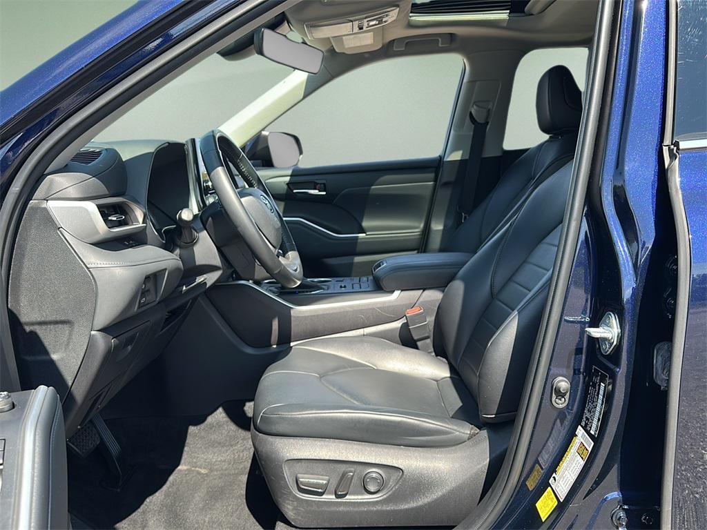 used 2022 Toyota Highlander car, priced at $35,499