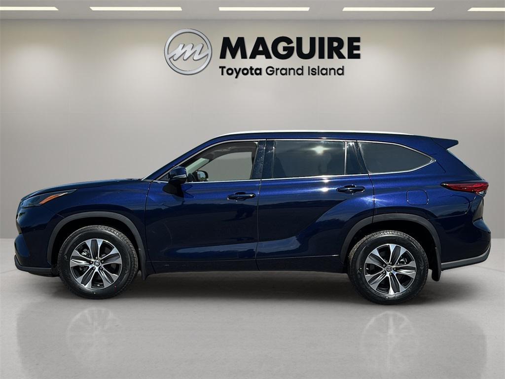 used 2022 Toyota Highlander car, priced at $35,499