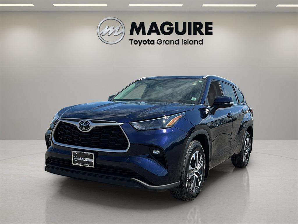 used 2022 Toyota Highlander car, priced at $35,499
