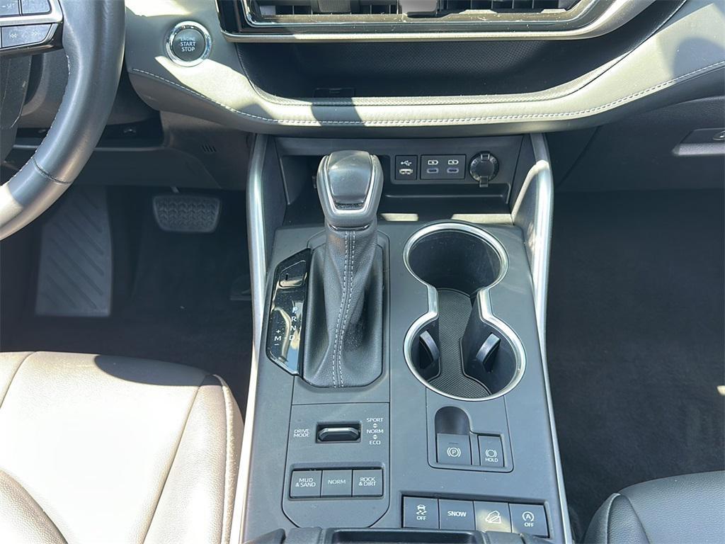 used 2022 Toyota Highlander car, priced at $35,499