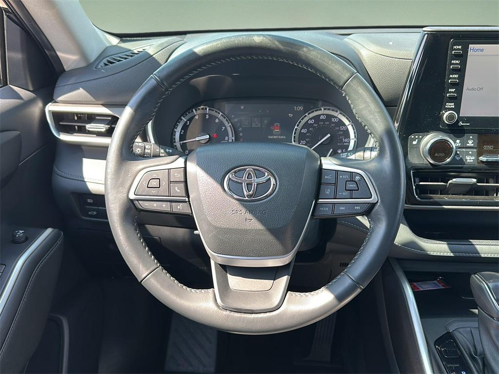 used 2022 Toyota Highlander car, priced at $35,499