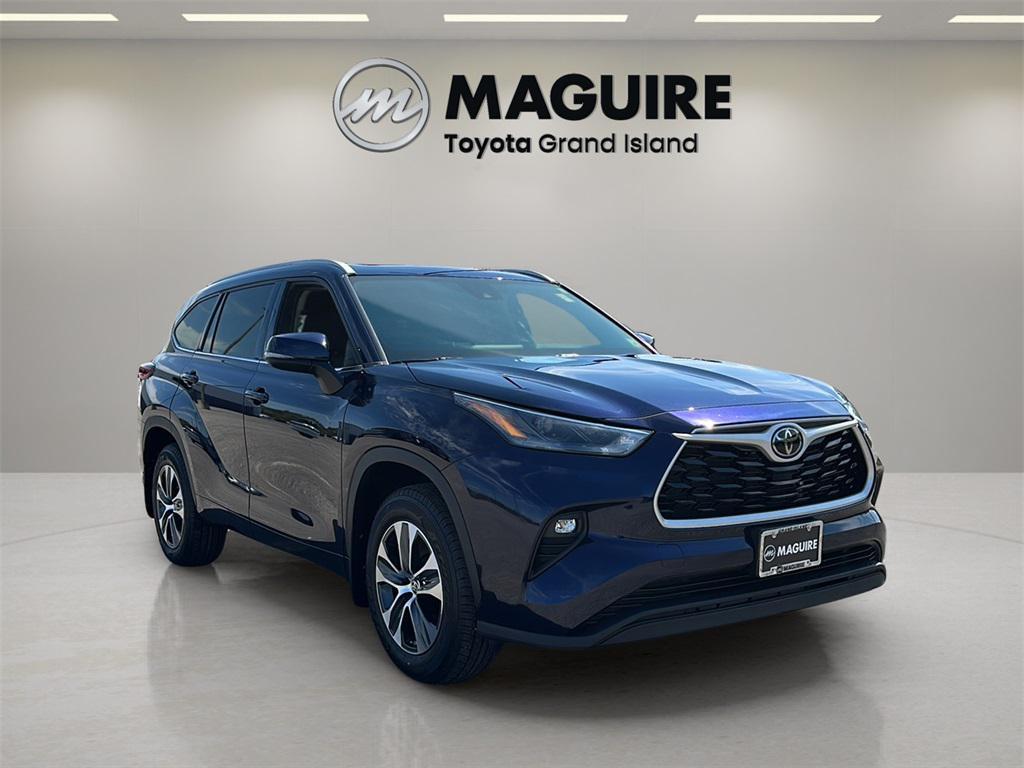 used 2022 Toyota Highlander car, priced at $35,499