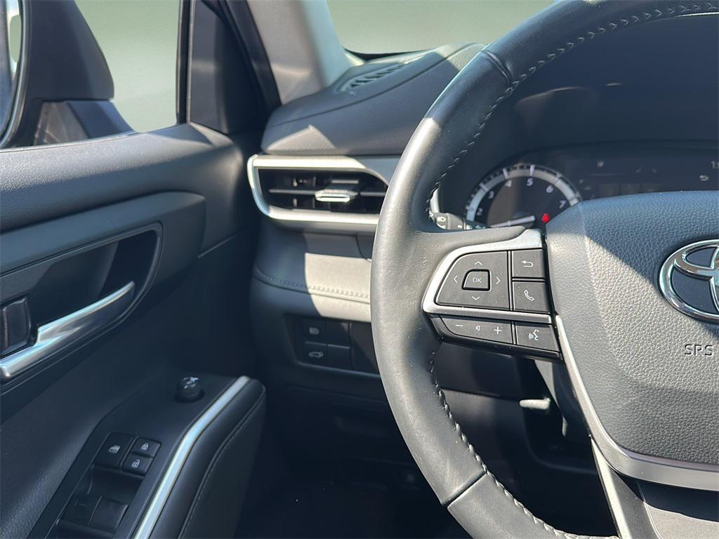used 2022 Toyota Highlander car, priced at $35,499