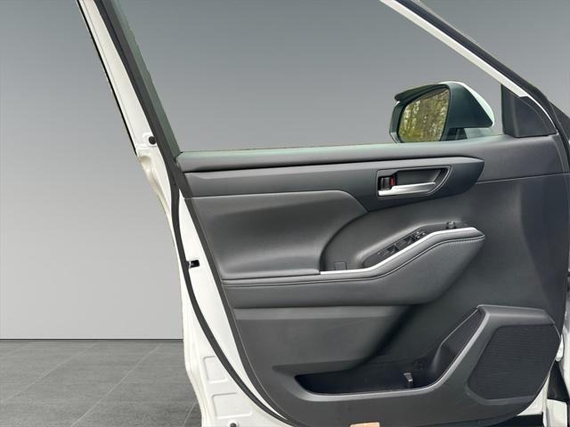 used 2023 Toyota Highlander Hybrid car, priced at $44,999