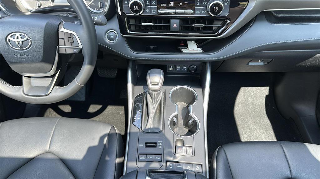 used 2022 Toyota Highlander car, priced at $35,999