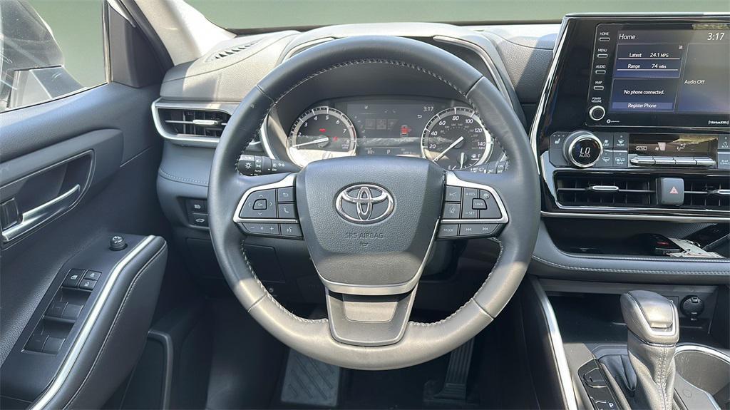 used 2022 Toyota Highlander car, priced at $35,999