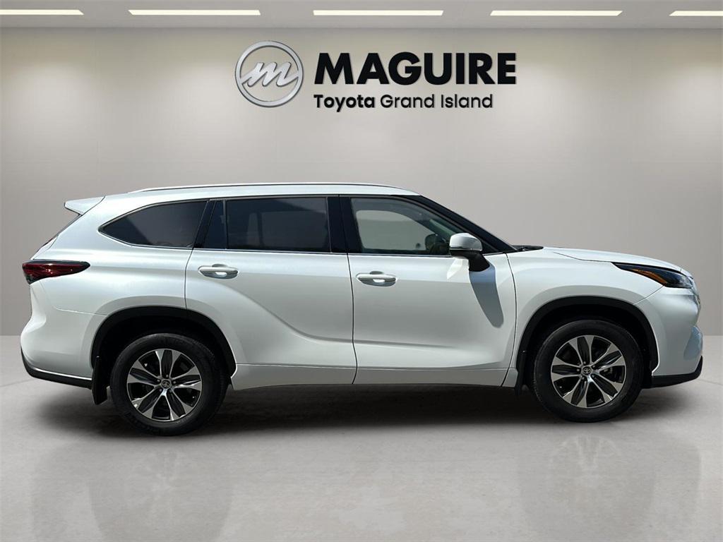 used 2022 Toyota Highlander car, priced at $35,999