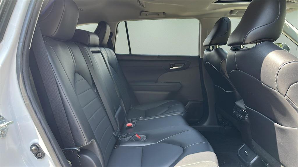 used 2022 Toyota Highlander car, priced at $35,999