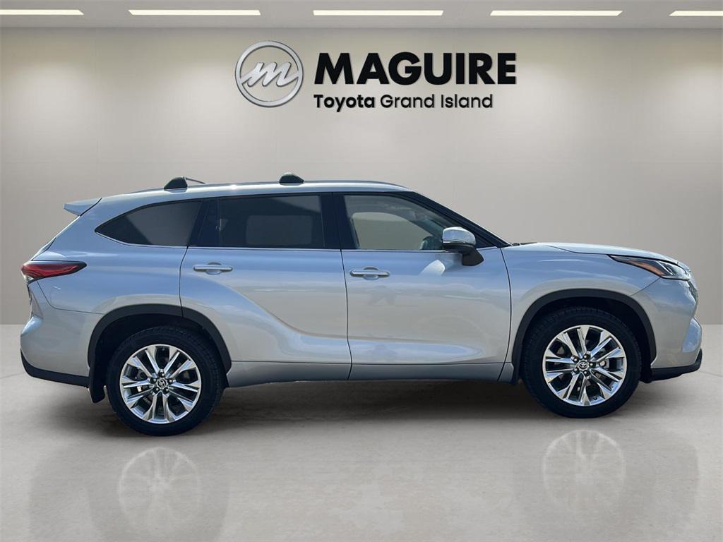 used 2022 Toyota Highlander car, priced at $40,999