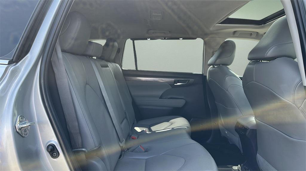 used 2022 Toyota Highlander car, priced at $40,999