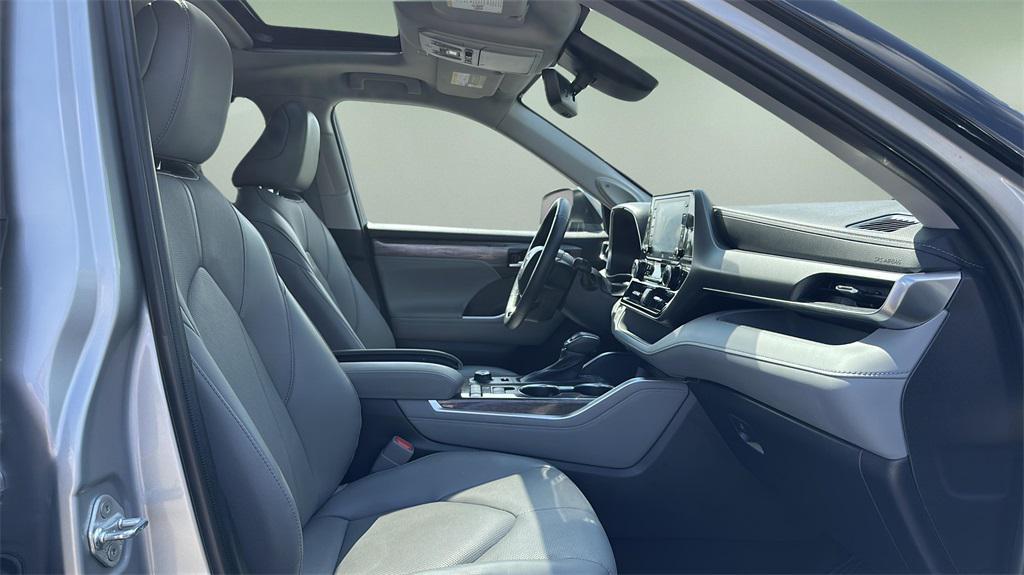 used 2022 Toyota Highlander car, priced at $40,999