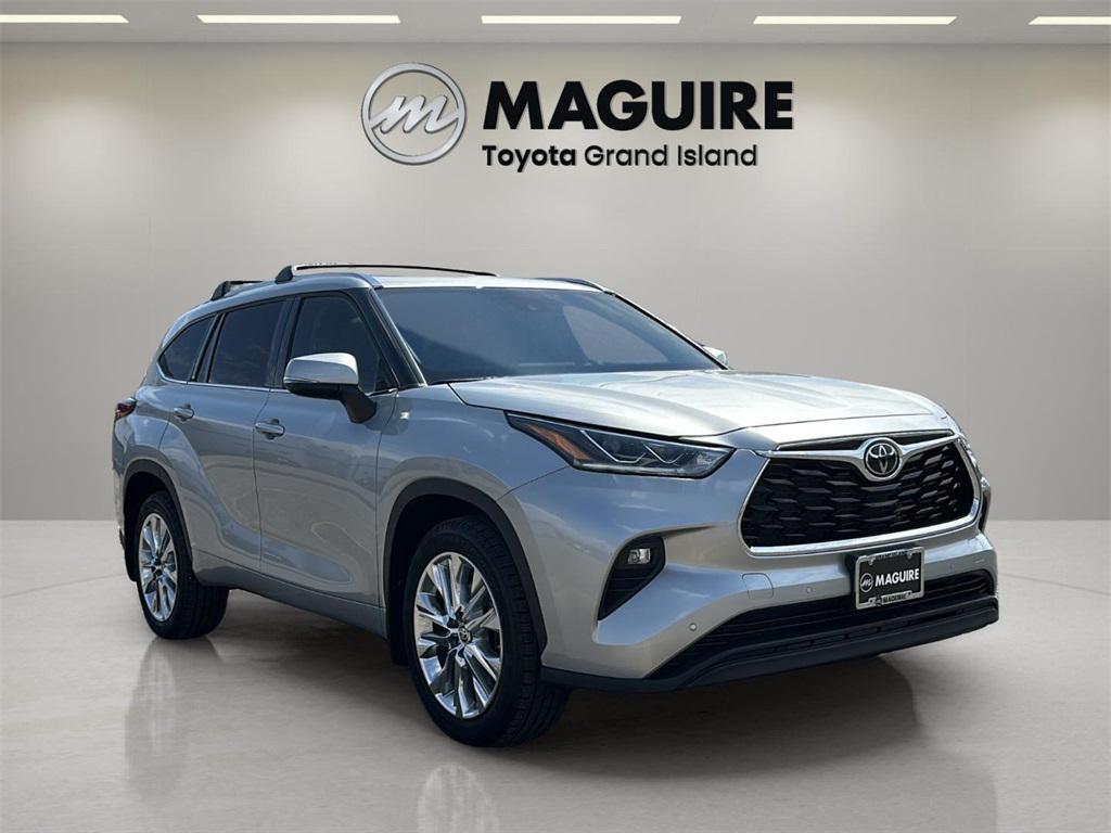 used 2022 Toyota Highlander car, priced at $40,999