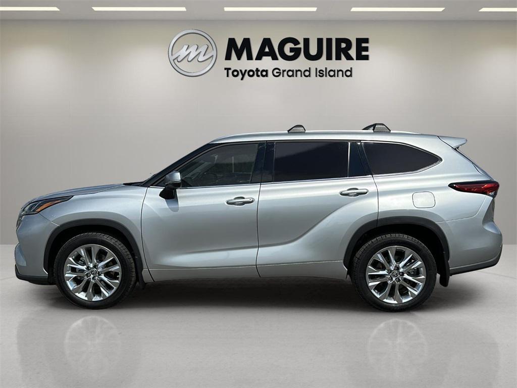 used 2022 Toyota Highlander car, priced at $40,999
