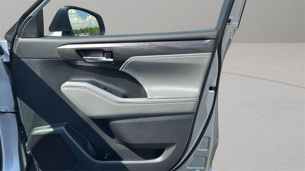 used 2022 Toyota Highlander car, priced at $40,999