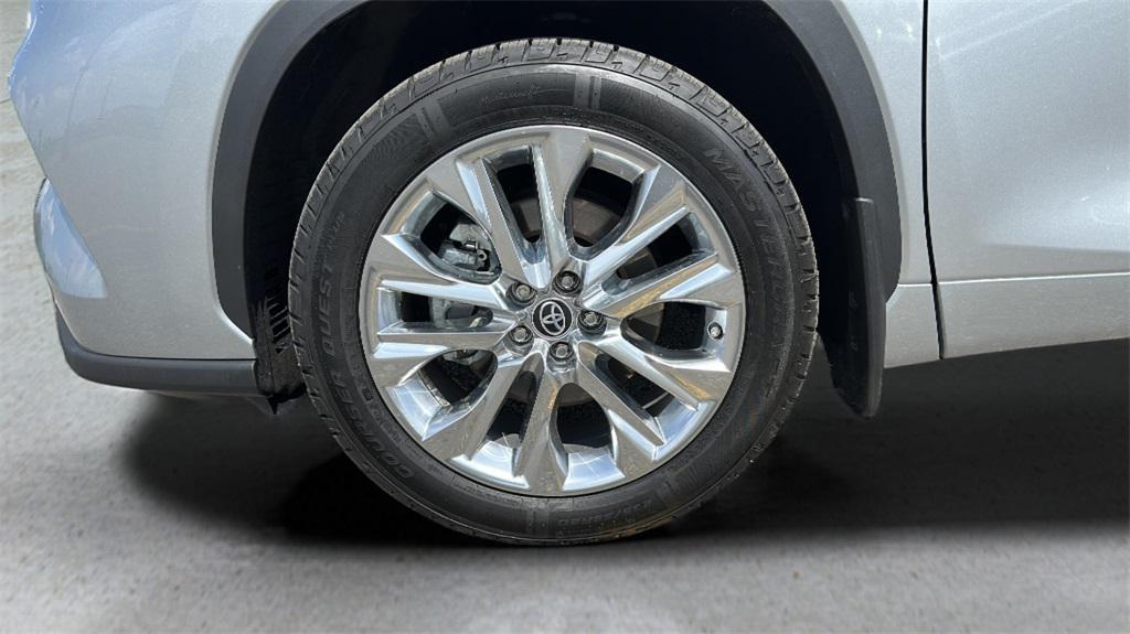 used 2022 Toyota Highlander car, priced at $40,999