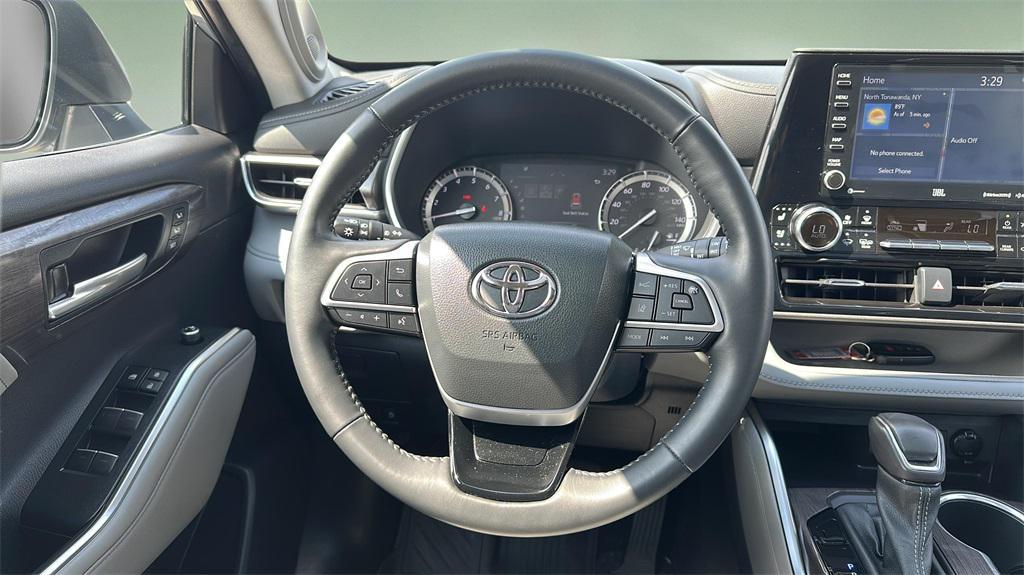 used 2022 Toyota Highlander car, priced at $40,999