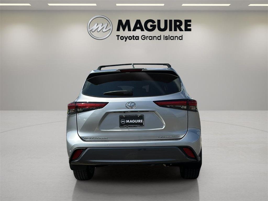 used 2022 Toyota Highlander car, priced at $40,999
