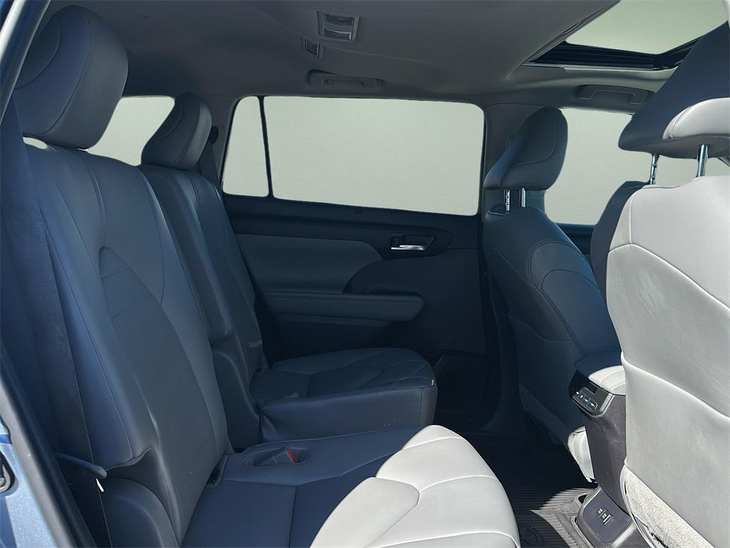used 2021 Toyota Highlander Hybrid car, priced at $32,999