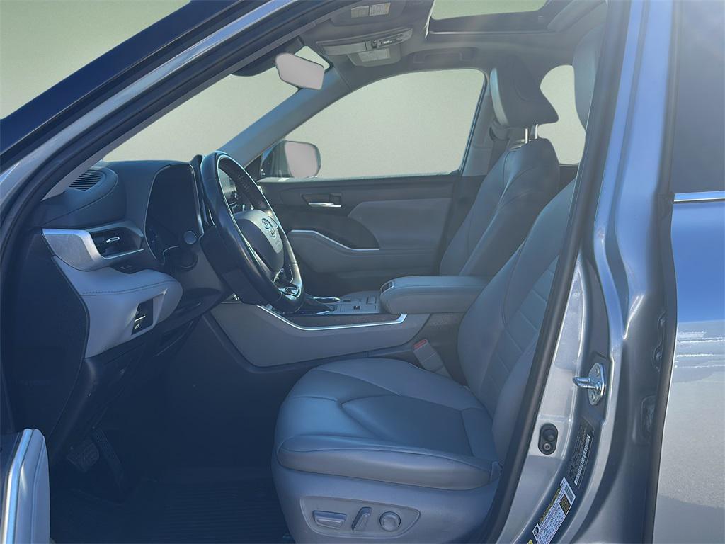 used 2021 Toyota Highlander Hybrid car, priced at $32,999