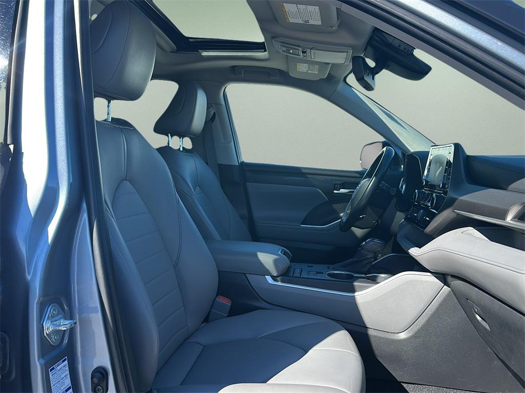 used 2021 Toyota Highlander Hybrid car, priced at $32,999