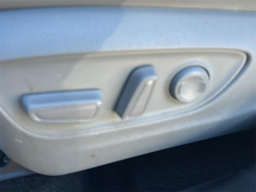 used 2021 Toyota Highlander Hybrid car, priced at $32,999