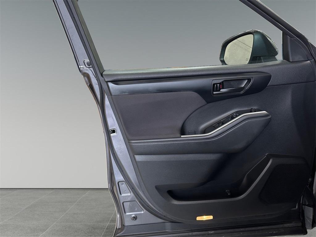 used 2022 Toyota Highlander car, priced at $32,999