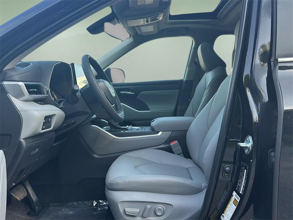 new 2025 Toyota Highlander car, priced at $47,988