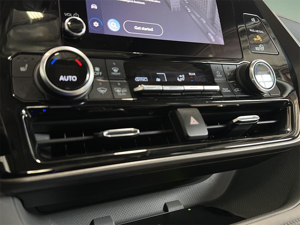 used 2023 Toyota Highlander car, priced at $37,499