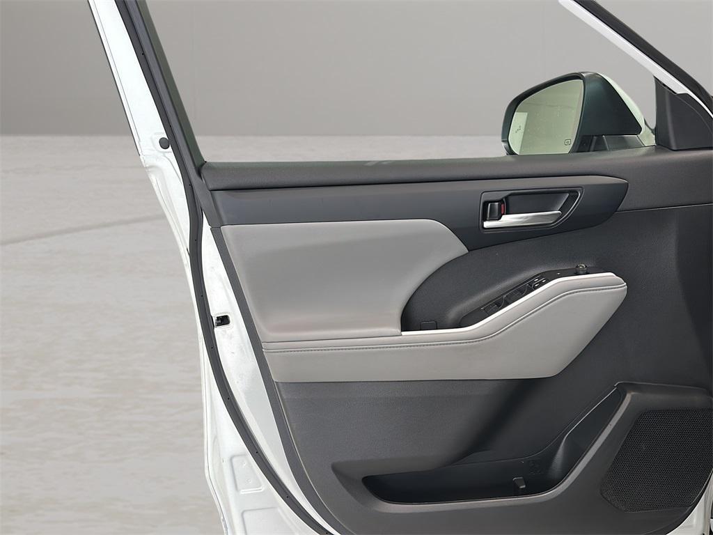 used 2023 Toyota Highlander car, priced at $37,499