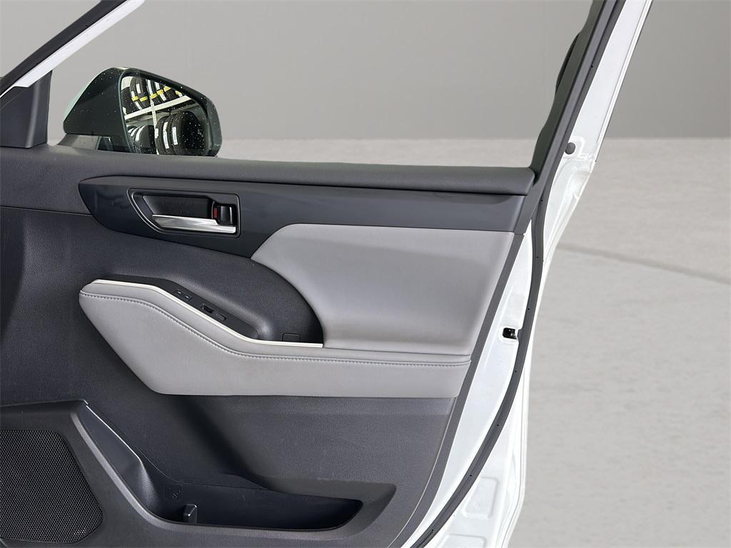 used 2023 Toyota Highlander car, priced at $37,499