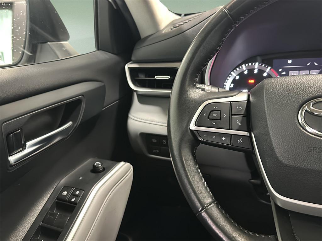 used 2023 Toyota Highlander car, priced at $37,499