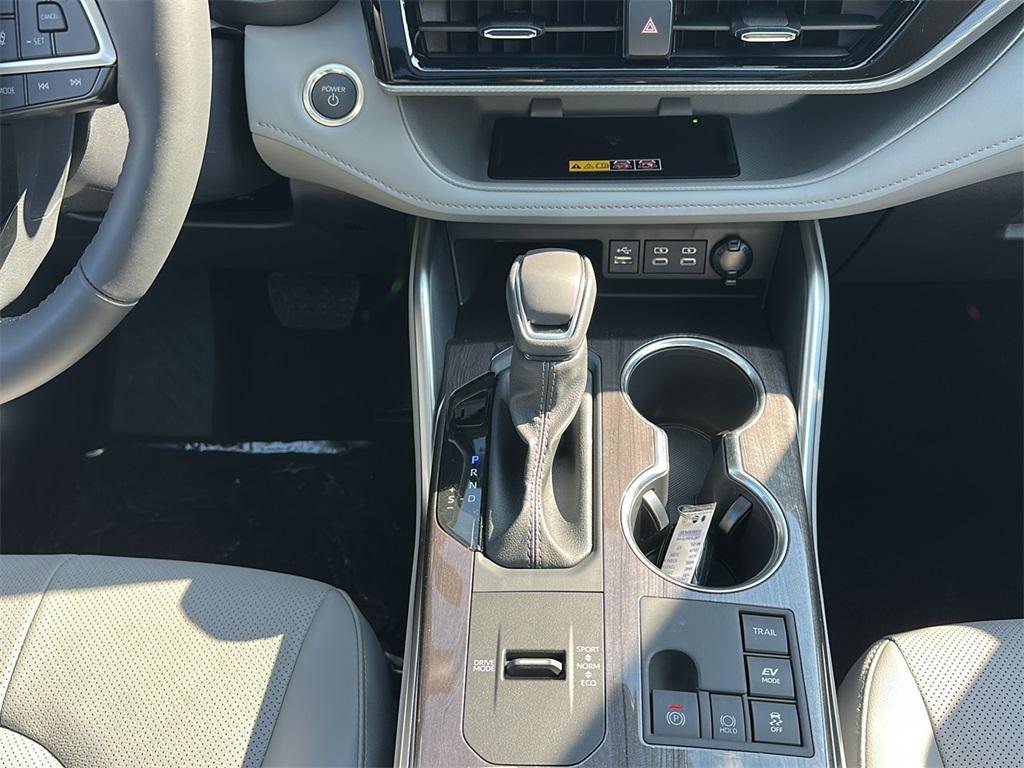 new 2025 Toyota Highlander Hybrid car, priced at $58,242