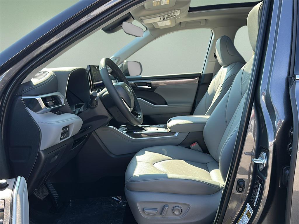 new 2025 Toyota Highlander Hybrid car, priced at $58,242
