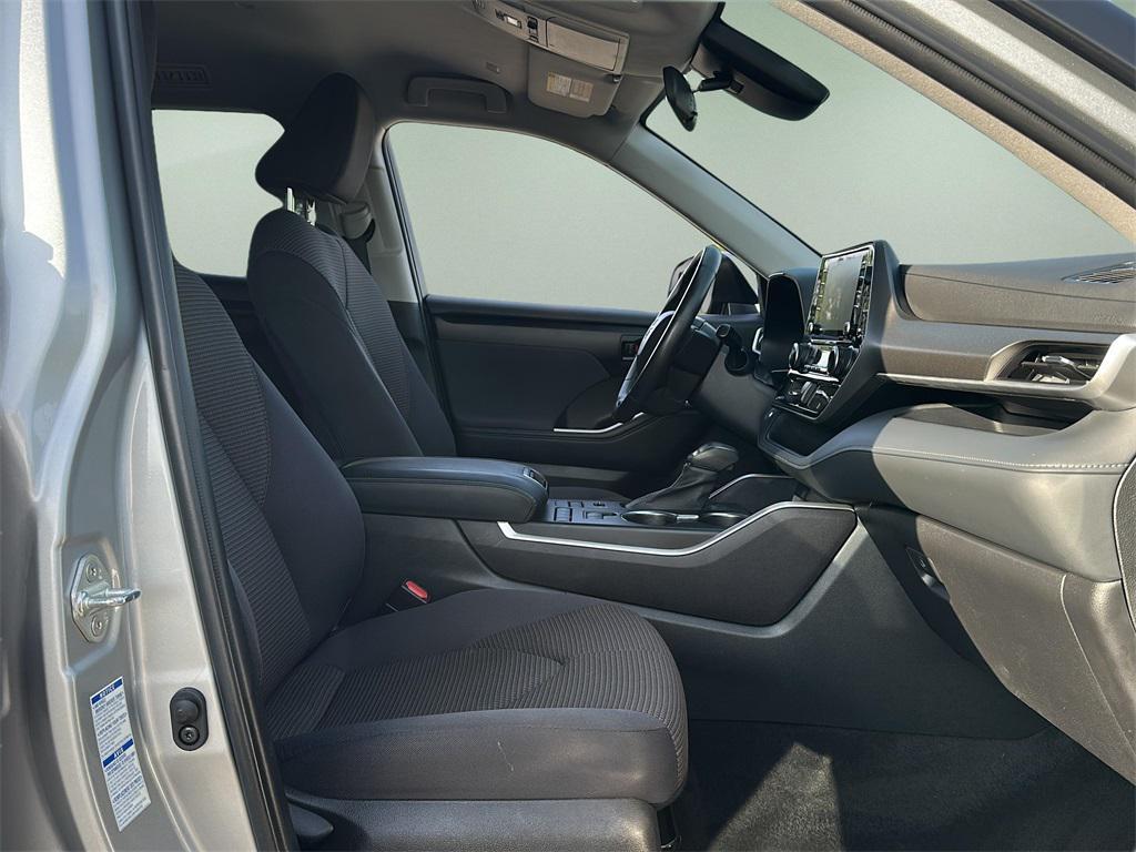 used 2022 Toyota Highlander car, priced at $31,999