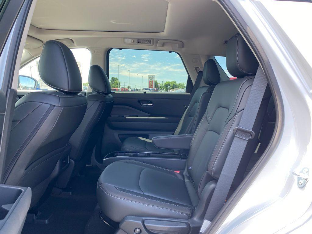 new 2025 Nissan Pathfinder car, priced at $40,977