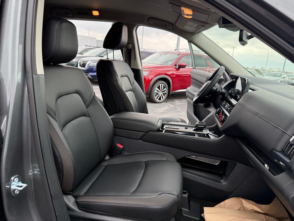 new 2025 Nissan Pathfinder car, priced at $40,543