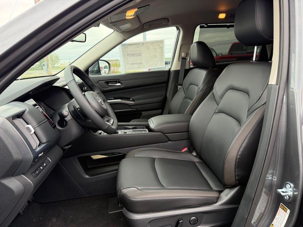 new 2025 Nissan Pathfinder car, priced at $40,543