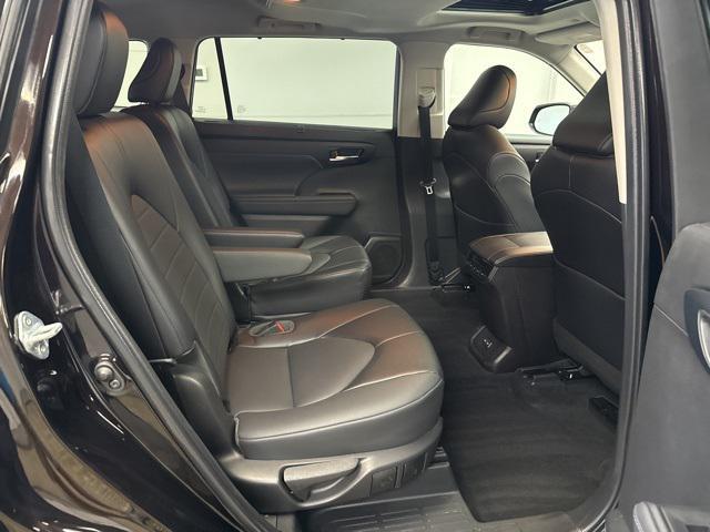 used 2022 Toyota Highlander car, priced at $34,995