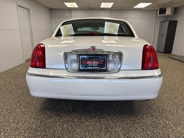 used 2002 Lincoln Town Car car, priced at $11,995