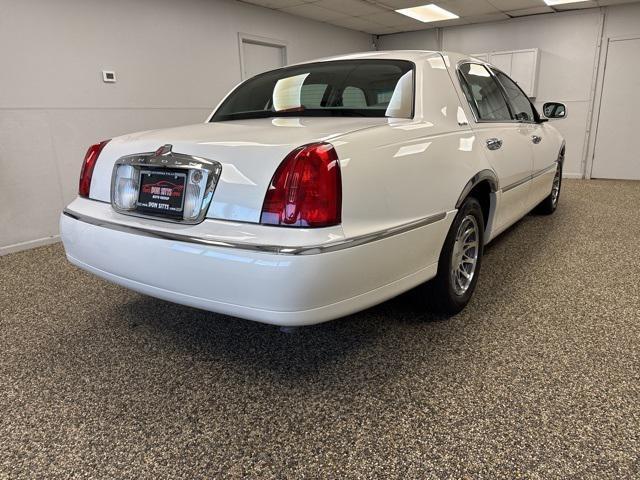 used 2002 Lincoln Town Car car, priced at $11,995