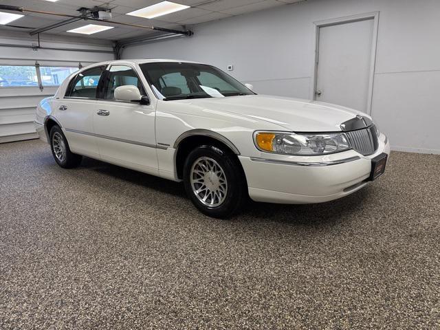 used 2002 Lincoln Town Car car, priced at $11,995