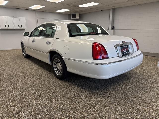 used 2002 Lincoln Town Car car, priced at $11,995