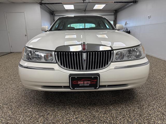used 2002 Lincoln Town Car car, priced at $11,995
