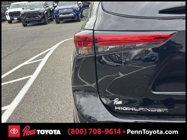 used 2022 Toyota Highlander car, priced at $34,995