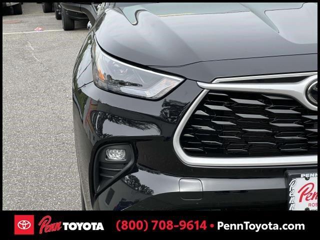 used 2022 Toyota Highlander car, priced at $37,988