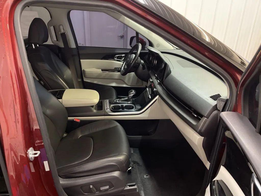 used 2022 Kia Carnival car, priced at $25,212