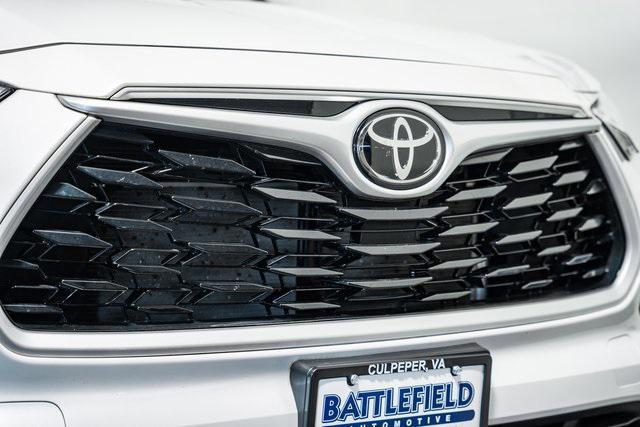 used 2022 Toyota Highlander car, priced at $37,565