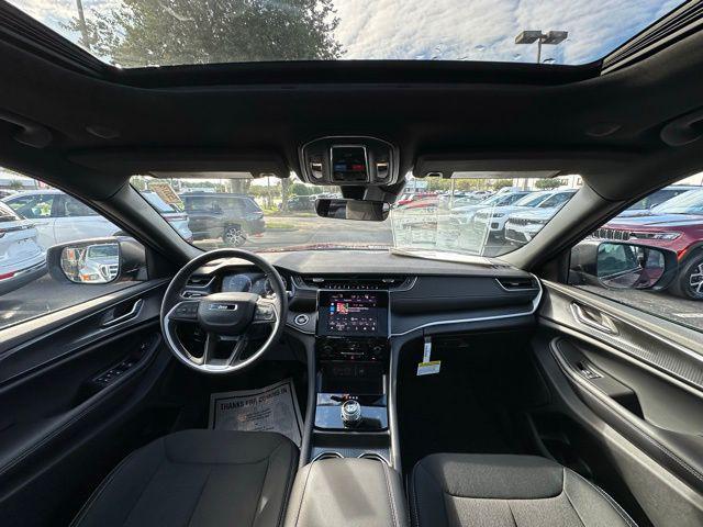 new 2025 Jeep Grand Cherokee car, priced at $39,162