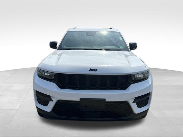 new 2025 Jeep Grand Cherokee car, priced at $39,074