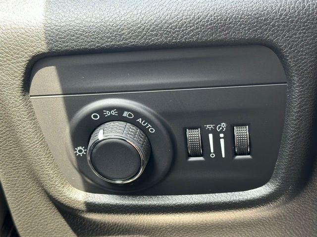new 2025 Jeep Grand Cherokee car, priced at $39,074